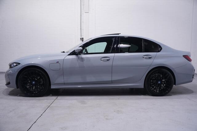 BMW 3-SERIE 330e M Sport Head up Schuifdak Camera Memory Shadowline 20 Inch Apple Carplay Travelpakket