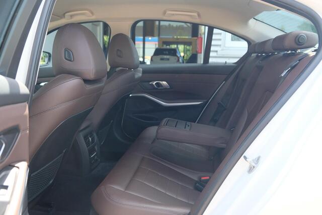 BMW 3-SERIE 330e 292pk eDrive Sport Line Sportstoelen Leder Digital cockpit Stoelverwarming LED NLauto Zeer Net!