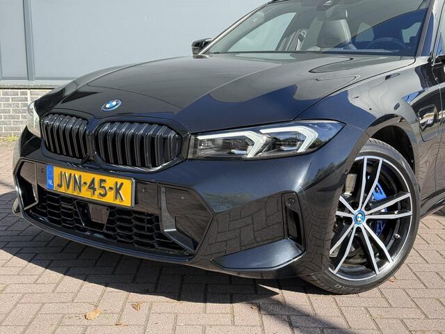 BMW 3-SERIE Touring 330e xDrive M-Sport PHEV / Shadow Line / Wide Screen / 1500kg Trekgewicht / M-pakket / Panorama dak / Parkeerassistent-pakket / 19" breedset LM wielen / Elektrische achterklep / Elektrische Stoelen / HUD / Apple Carplay/Android / Stoel Verwarming