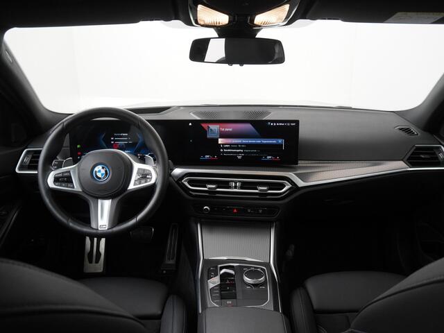 BMW 3-SERIE Touring 330e xDrive M sportpakket | Head up | Elektrische Stoelen | Panorama dak | Trekhaak