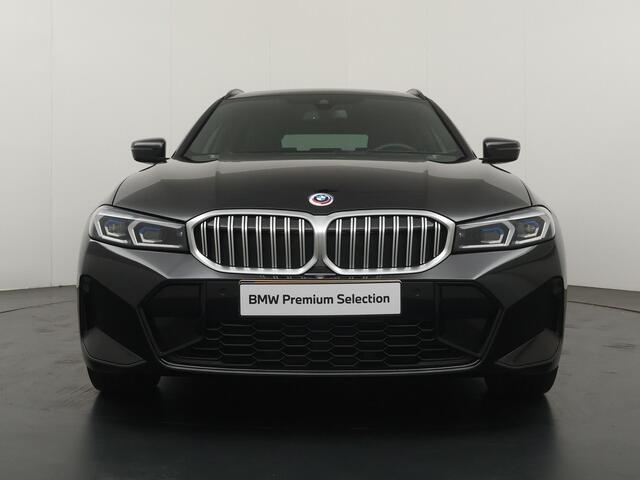 BMW 3-SERIE Touring 330e xDrive M sportpakket | Head up | Elektrische Stoelen | Panorama dak | Trekhaak