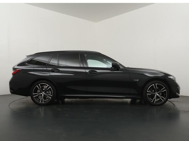 BMW 3-SERIE Touring 330e xDrive M sportpakket | Head up | Elektrische Stoelen | Panorama dak | Trekhaak