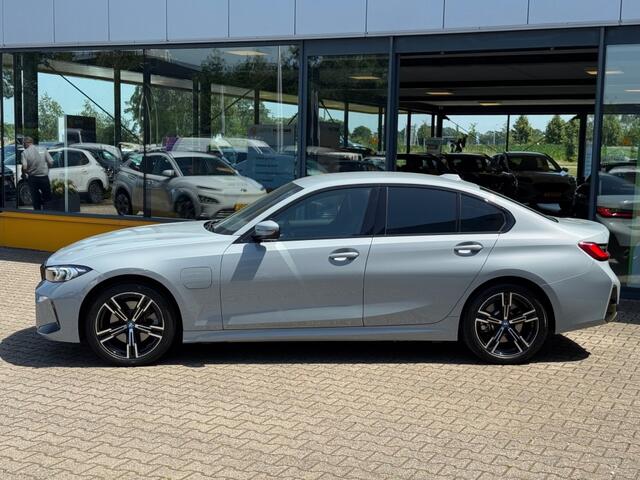 BMW 3-SERIE 320e M-Sport - elec. trekhaak - adap cruise - stoelverwarming