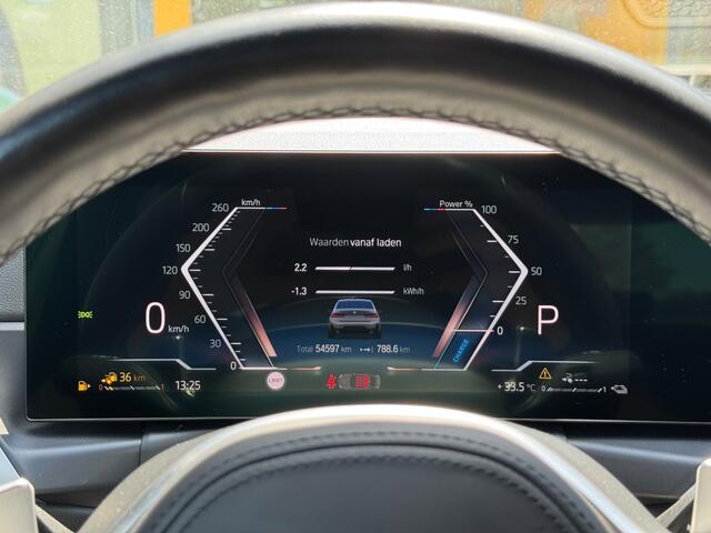 BMW 3-SERIE 320e M-Sport - elec. trekhaak - adap cruise - stoelverwarming