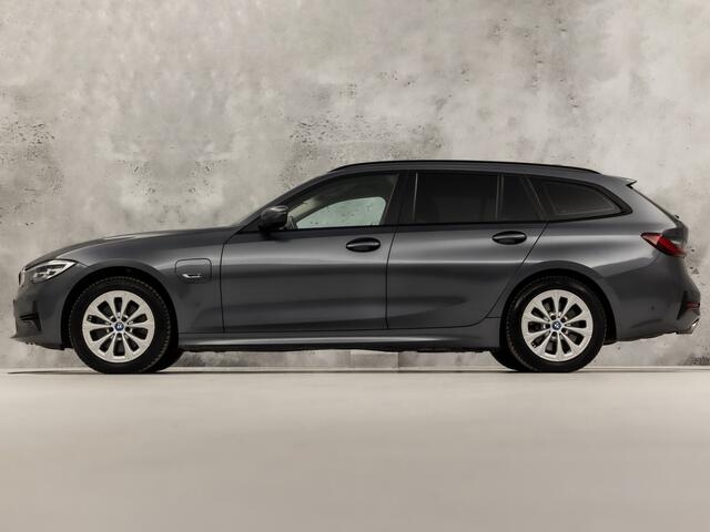 BMW 3-SERIE Touring 320e High Executive 204Pk Automaat (APPLE CARPLAY, DEALER ONDERHOUDEN, GROOT NAVI, CAMERA, LEDER, SPORTSTOELEN, GETINT GLAS, ELEK ACHTERKLEP, NIEUWSTAAT)