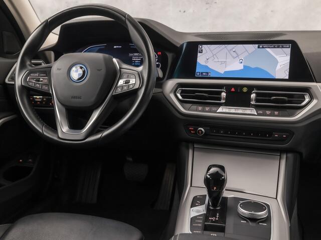 BMW 3-SERIE Touring 320e High Executive 204Pk Automaat (APPLE CARPLAY, DEALER ONDERHOUDEN, GROOT NAVI, CAMERA, LEDER, SPORTSTOELEN, GETINT GLAS, ELEK ACHTERKLEP, NIEUWSTAAT)
