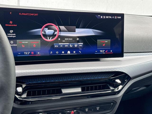 BMW 3-SERIE Sedan 318i | Comfort Pack | M Sport | Trekhaak | Harman Kardon |