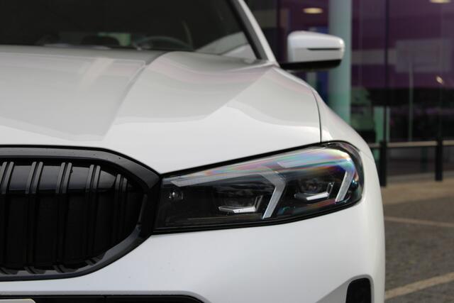 BMW 3-SERIE Touring 330i xDrive Innovation pack / M Sport PRO Automaat / Panoramadak / Trekhaak / Sportstoelen / Comfort Access / Adaptieve LED / Parking Assistant Plus