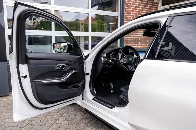 BMW 3-SERIE 330 330i Touring M Sport | ACC | Maxton | 19' Inch | Stoelverwarming | M Sportremmen |