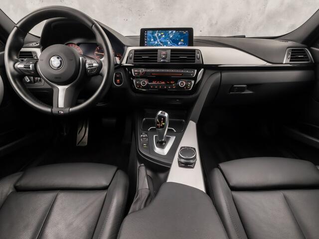 BMW 3-SERIE Touring 318i M Sport Automaat (GROOT NAVI, M PAKKET, BLACK PACK, VIRTUAL COCKPIT, GETINT GLAS, LEDER, SPORTSTOELEN, STOELVERWARMING, PARKEERSENSOREN, NIEUWSTAAT)