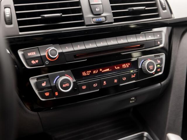 BMW 3-SERIE Touring 318i M Sport Automaat (GROOT NAVI, M PAKKET, BLACK PACK, VIRTUAL COCKPIT, GETINT GLAS, LEDER, SPORTSTOELEN, STOELVERWARMING, PARKEERSENSOREN, NIEUWSTAAT)