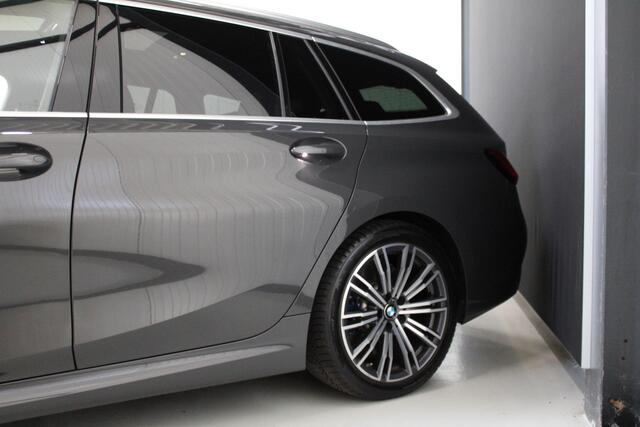 BMW 3-SERIE Touring 330i M Sport | Pano | Apple Carplay | Sfeerverlichting | LED
