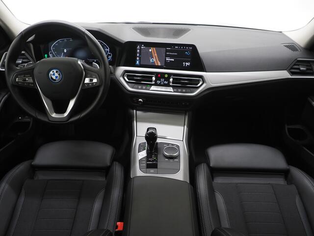 BMW 3-SERIE Touring 320e Shadow Line | Camera | Trekhaak | Leder/Stof | DAB | LED | Cruise | Carplay