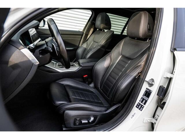 BMW 3-SERIE Touring M340i xDrive | Panodak | Laser | Trekhaak | Driving Assi