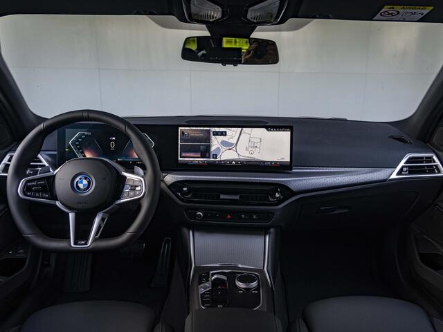 BMW 3-SERIE Touring 330e | M Sportpakket | Comfort Pack | 18 inch | Comfort Access | Stoelverwarming | HiFi Audiosysteem | Trekhaak