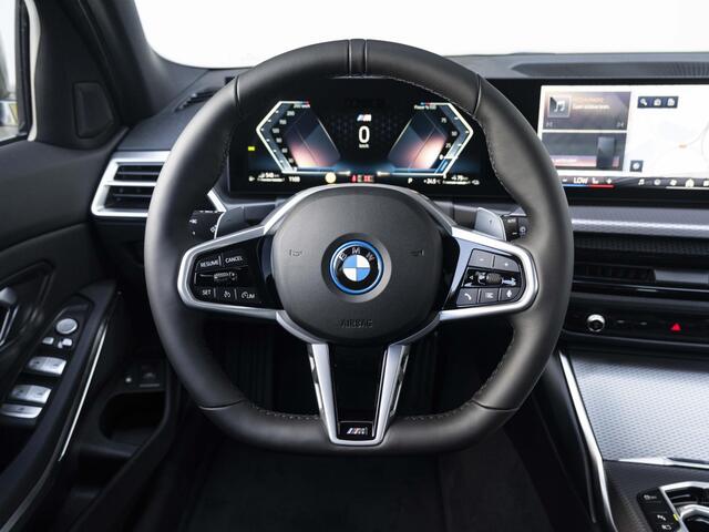 BMW 3-SERIE Touring 330e | M Sportpakket | Comfort Pack | 18 inch | Comfort Access | Stoelverwarming | HiFi Audiosysteem | Trekhaak