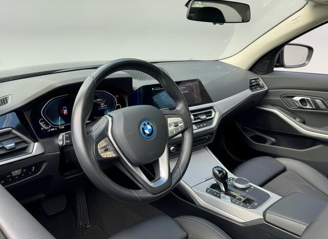 BMW 3-SERIE 330e 290PK HIGH EXECUTIVE HALF-LEDER/CAMERA/NAVI/PANORAMADAK