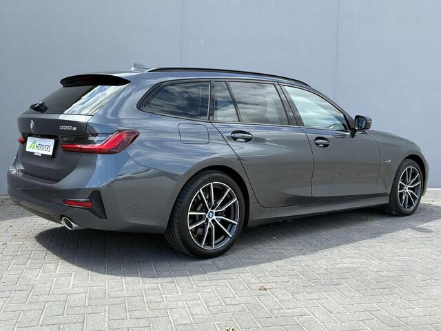 BMW 3-SERIE Touring 330e High Executive / Sport Line / Safety-Pack / Comfort Access pakket / Stoelverwarming / Elektrische achterklep / Elektrisch schuif-/kanteldak /