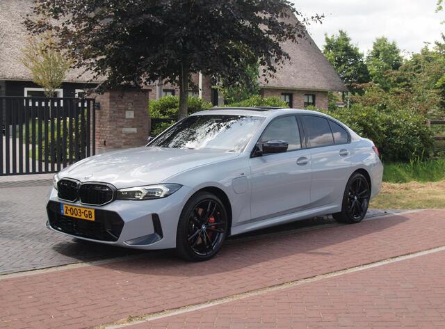 BMW 3-SERIE 330e | Iconic Glow Nieren | M-Pakket | Panoramadak | Trekhaak | 360 Camera | Sfeerverlichting | Harman Kardon |