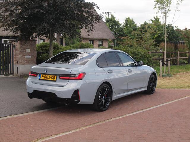 BMW 3-SERIE 330e | Iconic Glow Nieren | M-Pakket | Panoramadak | Trekhaak | 360 Camera | Sfeerverlichting | Harman Kardon |