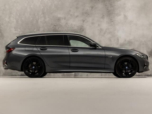 BMW 3-SERIE 320e Sport 204Pk Automaat (APPLE CARPLAY, GROOT NAVI, DEALER ONDERHOUDEN, BRUIN LEDER, GETINT GLAS, CAMERA, ELEK ACHTERKLEP, SPORTSTOELEN, STOELVERWARMING, TREKHAAK, ADAPTIVE CRUISE, NIEUWSTAAT)