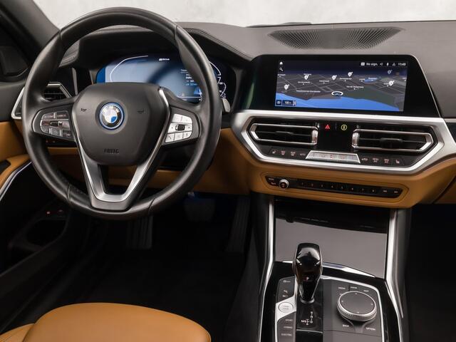 BMW 3-SERIE 320e Sport 204Pk Automaat (APPLE CARPLAY, GROOT NAVI, DEALER ONDERHOUDEN, BRUIN LEDER, GETINT GLAS, CAMERA, ELEK ACHTERKLEP, SPORTSTOELEN, STOELVERWARMING, TREKHAAK, ADAPTIVE CRUISE, NIEUWSTAAT)