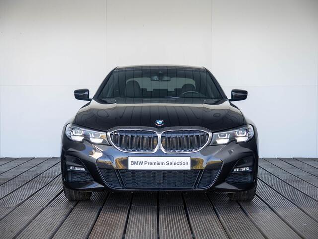 BMW 3-SERIE Sedan 330e | M Sportpakket | Comfort Access | Stoelverwarming | HiFi System | 19 inch | Elektrisch verstelbare stoelen