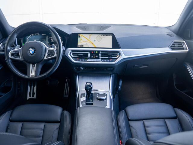 BMW 3-SERIE Sedan 330e | M Sportpakket | Comfort Access | Stoelverwarming | HiFi System | 19 inch | Elektrisch verstelbare stoelen