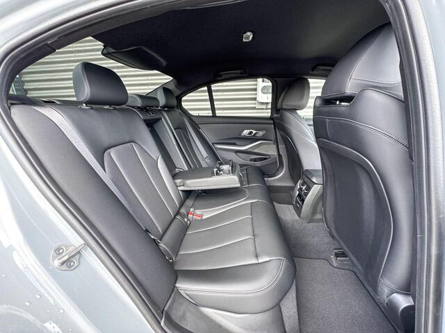 BMW 3-SERIE Sedan 320i