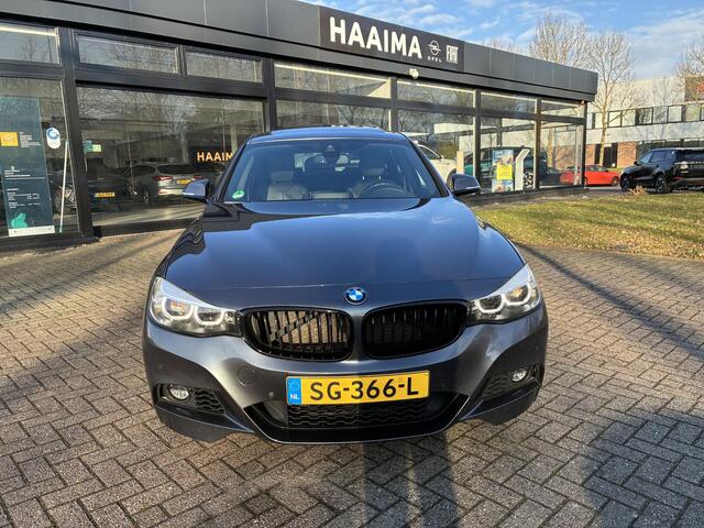 BMW 3-SERIE GT Gran Turismo 320i 8-traps Automaat High Executive | Navigatie | Panorama-Dak | Leder | ECC | 19" LM-Velgen | Camera | Parkpilot | M Pakket | Set winterbanden LMV