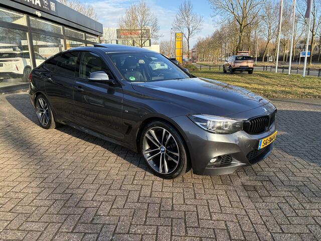 BMW 3-SERIE GT Gran Turismo 320i 8-traps Automaat High Executive | Navigatie | Panorama-Dak | Leder | ECC | 19" LM-Velgen | Camera | Parkpilot | M Pakket | Set winterbanden LMV