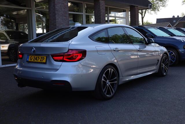 BMW 3-SERIE GT Gran Turismo 320i High Executive Edition M-Sport PANO STOELVERW. CAMERA LEER ELEC-KLEP DAB NAVI CRUISE CLIMA 2XPDC 19''LMV NAP