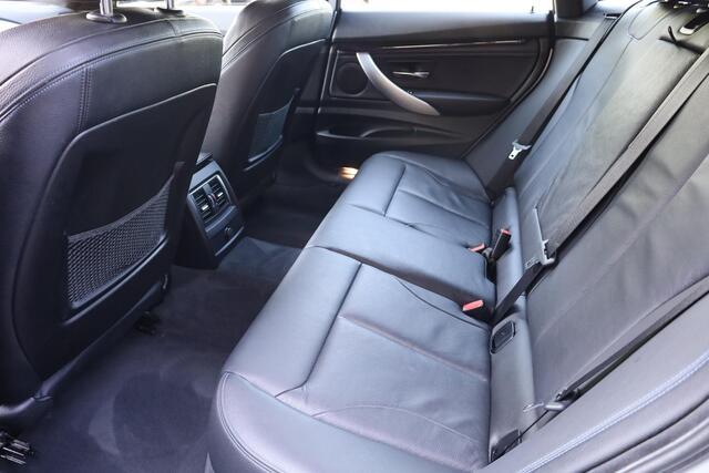 BMW 3-SERIE GT Gran Turismo 320i High Executive Edition M-Sport PANO STOELVERW. CAMERA LEER ELEC-KLEP DAB NAVI CRUISE CLIMA 2XPDC 19''LMV NAP