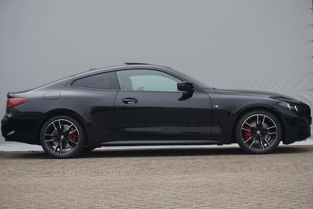 BMW 4-SERIE Coupé M440i xDrive M Sport Pro | Schuif-/kanteldak / Driving Assistant Professional / Head-up / Rondomzicht camera / Harman Kardon / Adaptief M onderstel / Comfort Pack