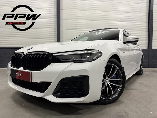 BMW 5-SERIE Touring 530e xDrive M-Sport PANO/HEAD-UP/ADAPTIVE-CHASSIS/ALCANTARA/CAMERA/LIVE-COCKPIT PRO/DAB/STANDKACHEL/SHADOW-LINE/18"/RECENT OH BEURT GEHAD BIJ BMW DEALER