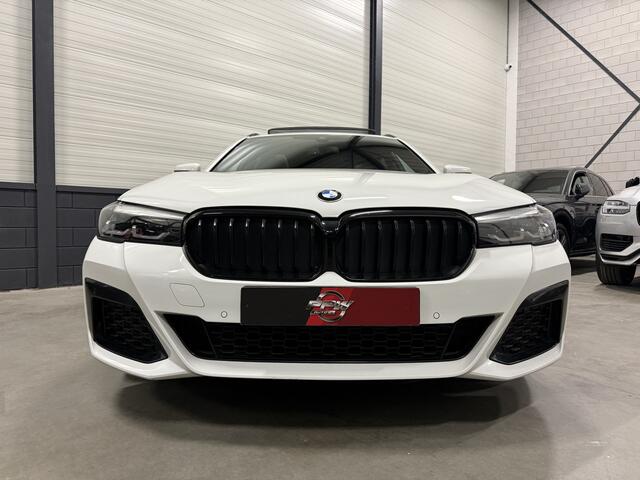 BMW 5-SERIE Touring 530e xDrive M-Sport PANO/HEAD-UP/ADAPTIVE-CHASSIS/ALCANTARA/CAMERA/LIVE-COCKPIT PRO/DAB/STANDKACHEL/SHADOW-LINE/18"/RECENT OH BEURT GEHAD BIJ BMW DEALER