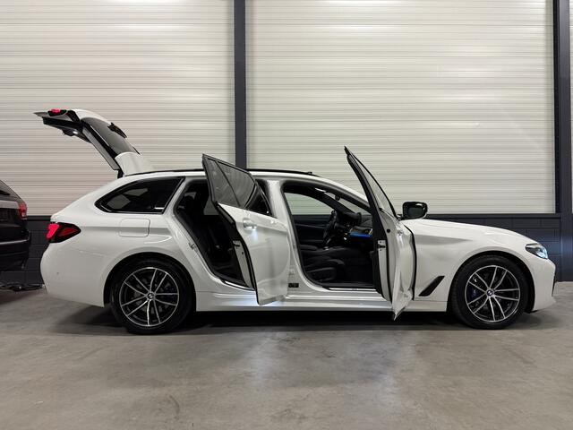 BMW 5-SERIE Touring 530e xDrive M-Sport PANO/HEAD-UP/ADAPTIVE-CHASSIS/ALCANTARA/CAMERA/LIVE-COCKPIT PRO/DAB/STANDKACHEL/SHADOW-LINE/18"/RECENT OH BEURT GEHAD BIJ BMW DEALER
