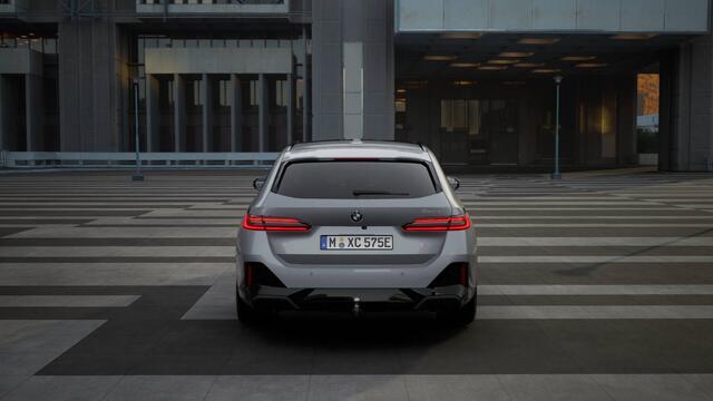 BMW 5-SERIE Touring 530e M Sport Automaat / Panoramadak / Trekhaak / Bowers & Wilkins / M Multifunctionele Stoelen / Adaptieve LED / Parking Assistant Plus / Stuurverwarming