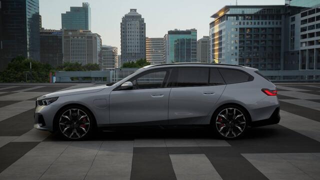 BMW 5-SERIE Touring 530e M Sport Automaat / Panoramadak / Trekhaak / Bowers & Wilkins / M Multifunctionele Stoelen / Adaptieve LED / Parking Assistant Plus / Stuurverwarming