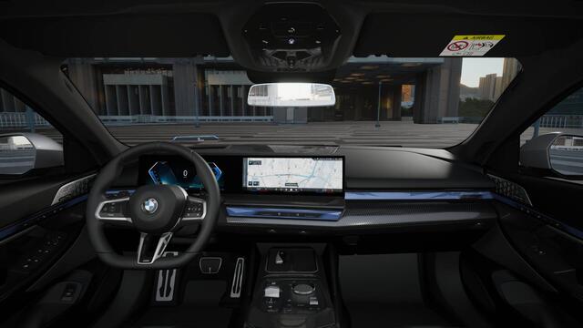 BMW 5-SERIE Touring 530e M Sport Automaat / Panoramadak / Trekhaak / Bowers & Wilkins / M Multifunctionele Stoelen / Adaptieve LED / Parking Assistant Plus / Stuurverwarming