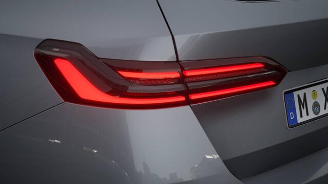 BMW 5-SERIE Touring 530e M Sport Automaat / Panoramadak / Trekhaak / Bowers & Wilkins / M Multifunctionele Stoelen / Adaptieve LED / Parking Assistant Plus / Stuurverwarming