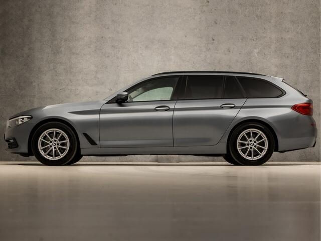 BMW 5-SERIE Touring 520d Executive Sportline 191Pk Automaat (APPLE CARPLAY, LEDER, SFEERVERLICHTING, GETINT GLAS, ELEK SPORTSTOELEN, STOELVERWARMING, VIRTUAL COCKPIT, NIEUWE APK, NIEUWSTAAT)