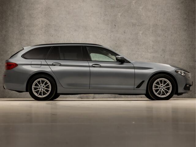 BMW 5-SERIE Touring 520d Executive Sportline 191Pk Automaat (APPLE CARPLAY, LEDER, SFEERVERLICHTING, GETINT GLAS, ELEK SPORTSTOELEN, STOELVERWARMING, VIRTUAL COCKPIT, NIEUWE APK, NIEUWSTAAT)