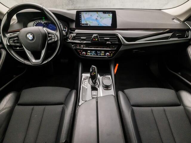 BMW 5-SERIE Touring 520d Executive Sportline 191Pk Automaat (APPLE CARPLAY, LEDER, SFEERVERLICHTING, GETINT GLAS, ELEK SPORTSTOELEN, STOELVERWARMING, VIRTUAL COCKPIT, NIEUWE APK, NIEUWSTAAT)