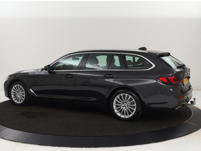 BMW 5-SERIE 530e xDrive High Executive | Panoramadak | Trekhaak | Adaptive cruise | Stoel & stuurverwarming | Carplay | Sfeerverlichting | Leder | Camera | Keyless | PHEV | Plug In