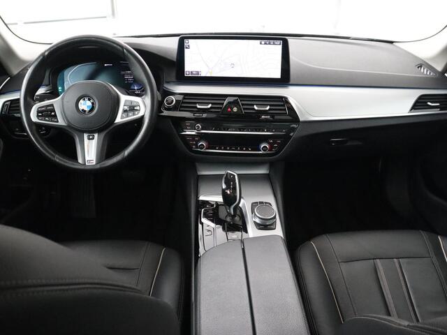 BMW 5-SERIE 530e xDrive High Executive | Panoramadak | Trekhaak | Adaptive cruise | Stoel & stuurverwarming | Carplay | Sfeerverlichting | Leder | Camera | Keyless | PHEV | Plug In