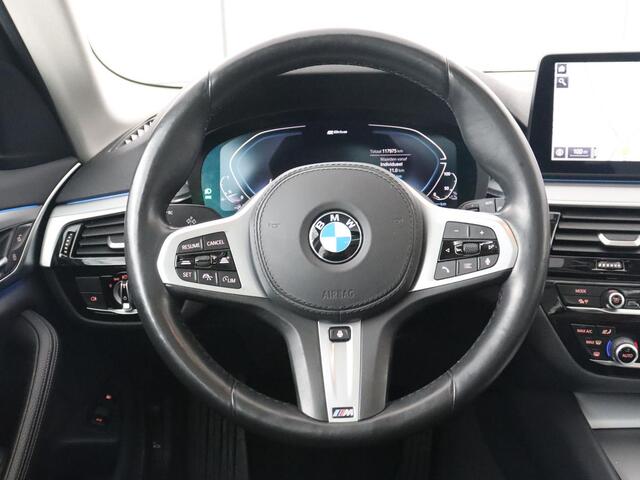 BMW 5-SERIE 530e xDrive High Executive | Panoramadak | Trekhaak | Adaptive cruise | Stoel & stuurverwarming | Carplay | Sfeerverlichting | Leder | Camera | Keyless | PHEV | Plug In
