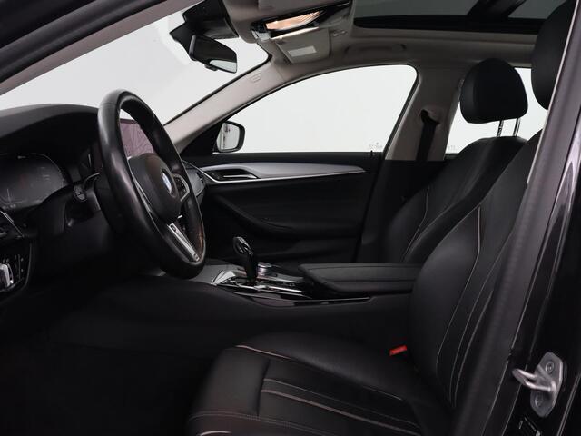 BMW 5-SERIE 530e xDrive High Executive | Panoramadak | Trekhaak | Adaptive cruise | Stoel & stuurverwarming | Carplay | Sfeerverlichting | Leder | Camera | Keyless | PHEV | Plug In