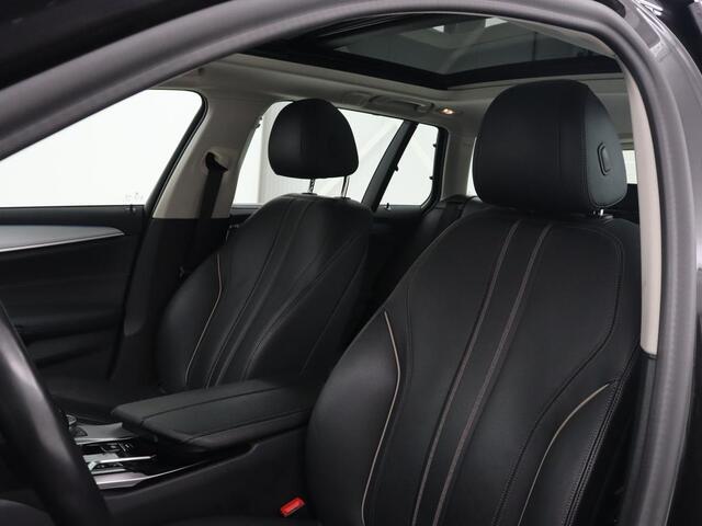 BMW 5-SERIE 530e xDrive High Executive | Panoramadak | Trekhaak | Adaptive cruise | Stoel & stuurverwarming | Carplay | Sfeerverlichting | Leder | Camera | Keyless | PHEV | Plug In