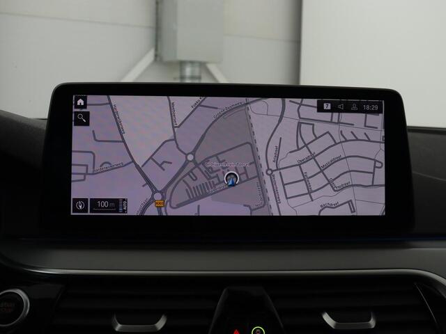 BMW 5-SERIE 530e xDrive High Executive | Panoramadak | Trekhaak | Adaptive cruise | Stoel & stuurverwarming | Carplay | Sfeerverlichting | Leder | Camera | Keyless | PHEV | Plug In